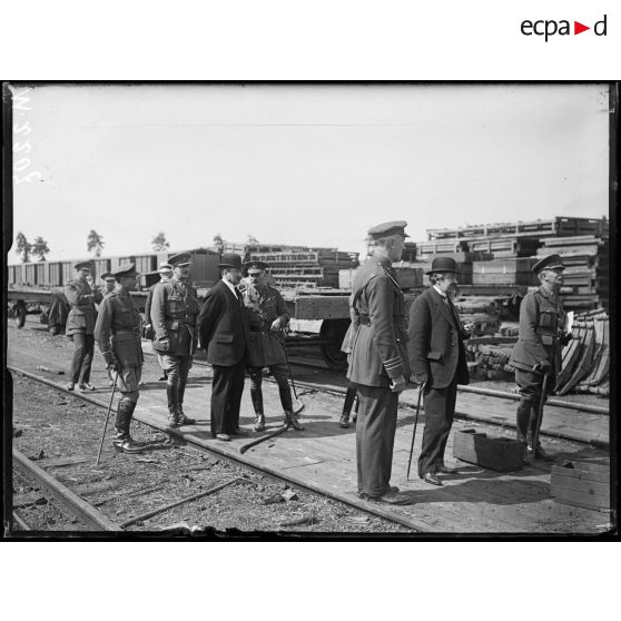 Audruicq (Pas-de-Calais). Mr. Briand visite les chantiers de construction de locomotives et de matériel anglais. 25-6-16. [légende d'origine]