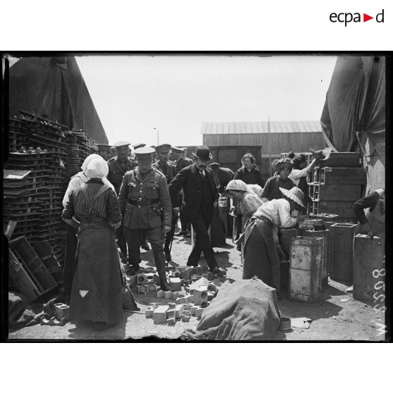 Calais. Monsieur Braind visitant les ateliers installés à Calais pour la réparation de tout objet revenant détérioré du front anglais. 25-6-16. [légende d'origine]