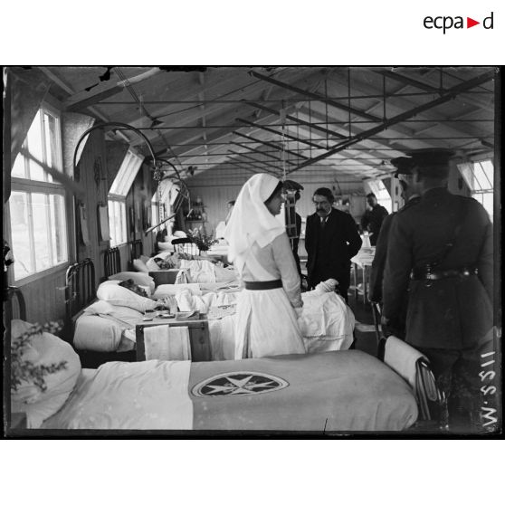 Hôpital anglais d'Etaples. Mr. Briand visitant les salles de blessés. 25-6-16. [légende d'origine]