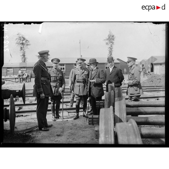 Audruicq (Pas-de-Calais). Mr. Briand visite les chantiers de construction de locomotives et de matériel anglais.. 25-6-16. [légende d'origine]