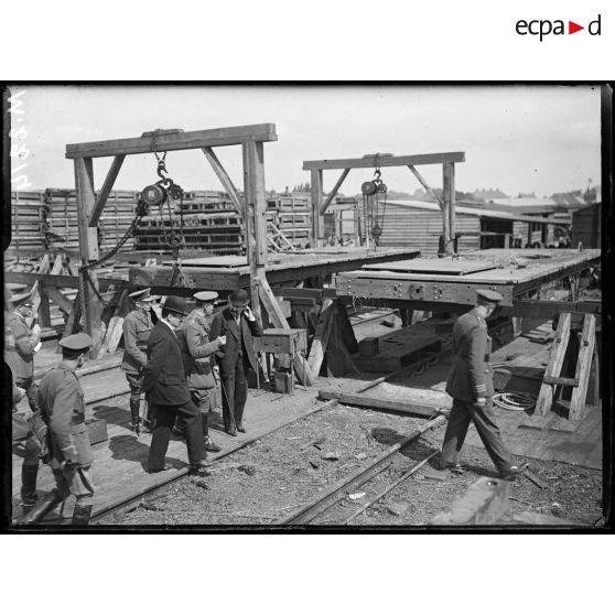 Audruicq (Pas-de-Calais). Monsieur Briand visite les chantiers de construction de locomotives et de matériels anglais. 25-6-16. [légende d'origine]