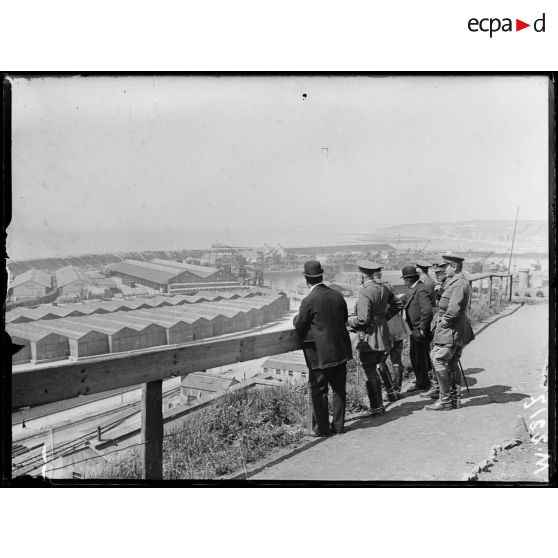 Boulogne. Mr. Briand contemplant les ateliers et usines anglais construits près du port. 25-6-16. [légende d'origine]