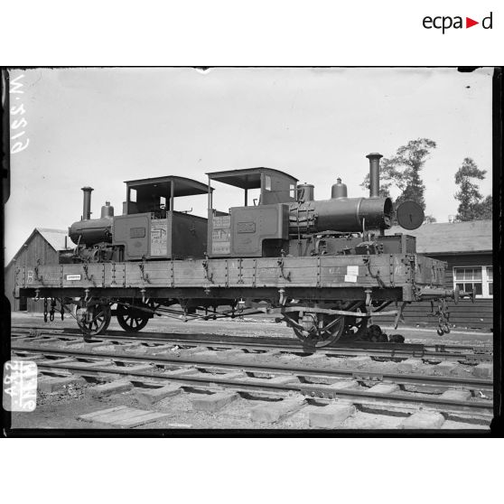 En gare d'Audruicq. Locomotives anglaises pour voies étroites sur plate-forme. 25-6-16. [légende d'origine]