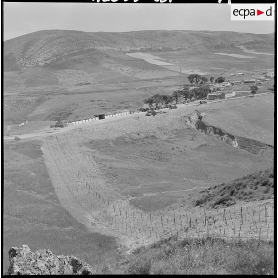 Le barrage vue de la position de la 3e batterie du 8e régiment d'artillerie (8e RA) à Hammam Zaïd.