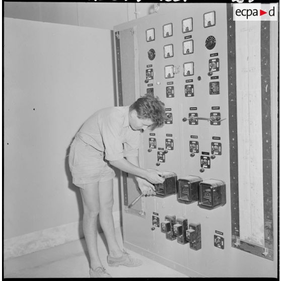 Tableau de contrôle du poste électrique des Quatre vents situé au carrefour des routes de Ghardimaou et Lamy.