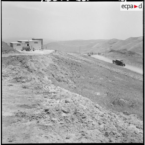 Vue du col des Quatre vents, du poste électrique et du portillon d'entrée pour l'entretien du barrage, sur la route de Ghardimaou.