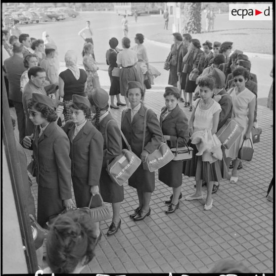 Les élèves monitrices à leur arrivée à l'aéroport d'Alger-Maison Blanche.