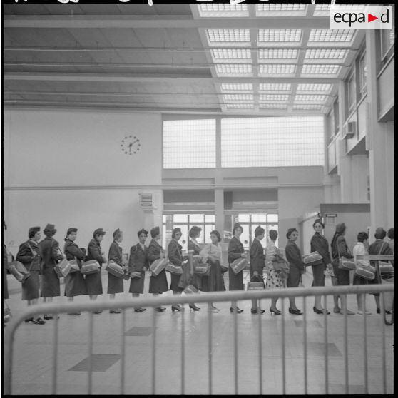 Les élèves monitrices à l'intérieur de l'aéroport d'Alger-Maison Blanche.