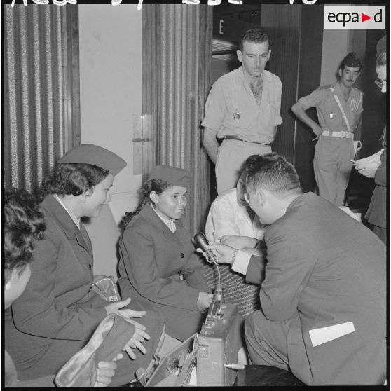 Daniel Brunel, reporter de la Radio-télévision belge de la Communauté française (RTBF) interviewe une jeune élève monitrice.