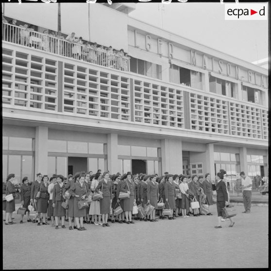 Les élèves monitrices à l'aéroport d'Alger-Maison Blanche rassemblées avant leur embarquement.