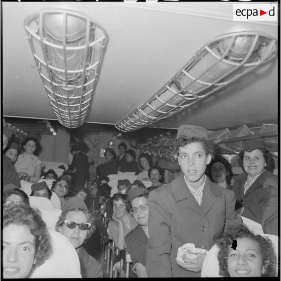 Les élèves monitrices à bord du Bréguet Deux-Ponts de la compagnie aérienne Air France.