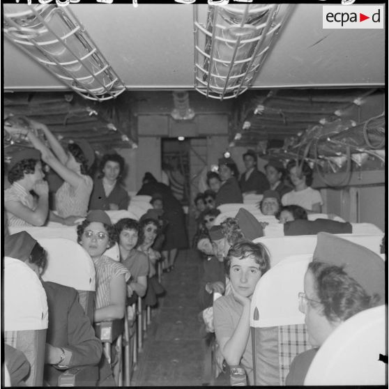 Les élèves monitrices à bord du Bréguet Deux-Ponts de la compagnie aérienne Air France.