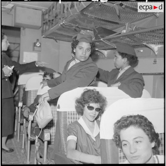 Les élèves monitrices à bord du Bréguet Deux-Ponts de la compagnie aérienne Air France.