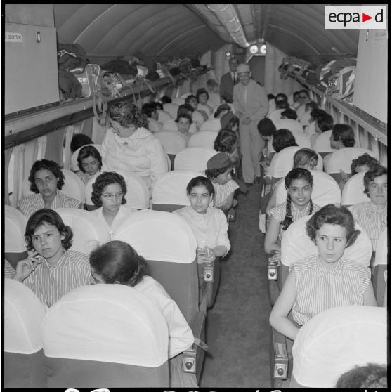 Les élèves monitrices à bord du Bréguet Deux-Ponts de la compagnie aérienne Air France.