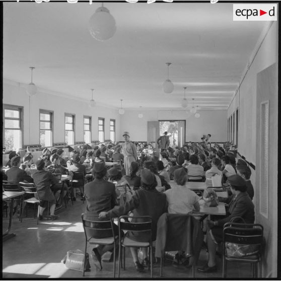 A l'intérieur d'une salle d'étude, le commandant Baillou, du 5e bureau de l'état-major de l'armée française, s'adresse aux élèves monitrices avant leur départ pour Nantes.