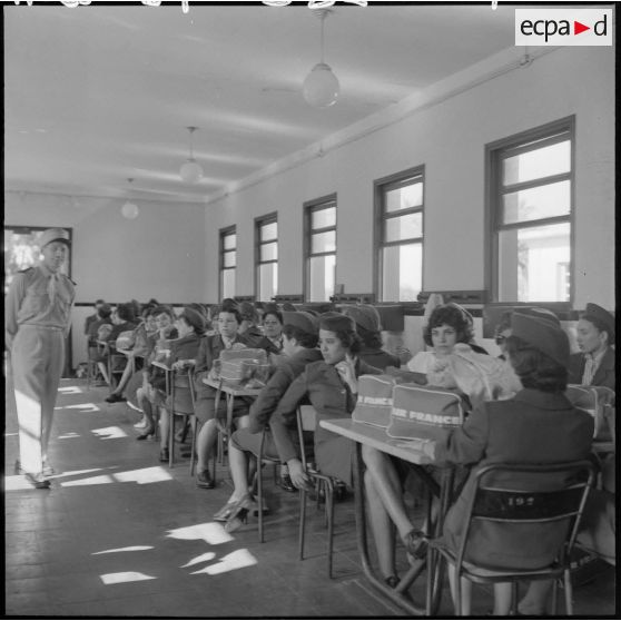 A l'intérieur d'une salle d'étude, le commandant Baillou, du 5e bureau de l'état-major de l'armée française, s'adresse aux élèves monitrices avant leur départ pour Nantes.