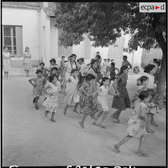 Course de jeunes filles dans la cour du Cercle féminin d'Héliopolis.