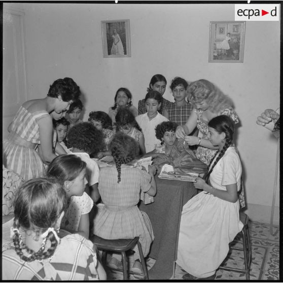 Cours de couture à l'intérieur de Cercle féminin d'Héliopolis.