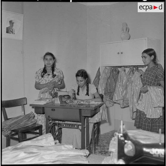 Cours de couture à l'intérieur de Cercle féminin d'Héliopolis.