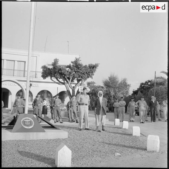 Cérémonie militaire devant la Maison de l'agriculture d'une petite ville.