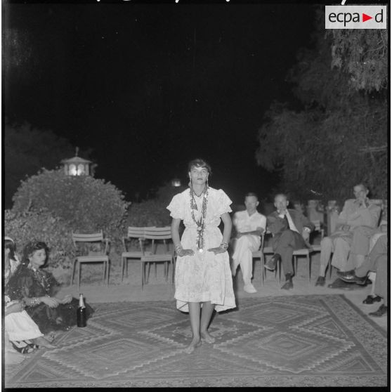 Danse d'une femme des Ouled Naïl, sous le regard de personnalités civiles et militaires.