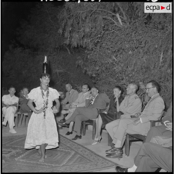 Danse d'une femme des Ouled Naïl, sous le regard de personnalités civiles et militaires.