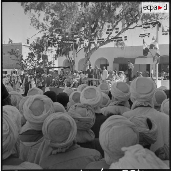 La foule face à l'estrade depuis laquelle André Jacomet prononce son discours, en présence d'autorité civiles et militaires.