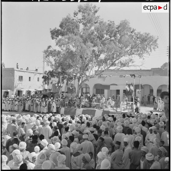 La foule face à l'estrade depuis laquelle André Jacomet prononce son discours, en présence d'autorité civiles et militaires.