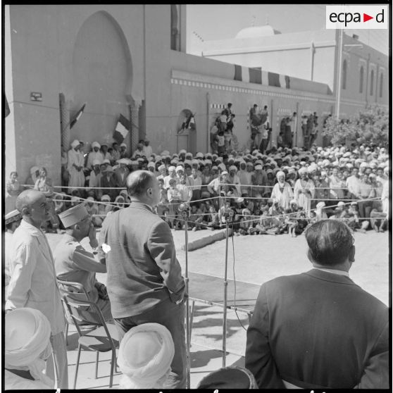 André Jacomet pendant son discours à Bou Saâda, face à la population, en présence d'autorités civiles et militaires.