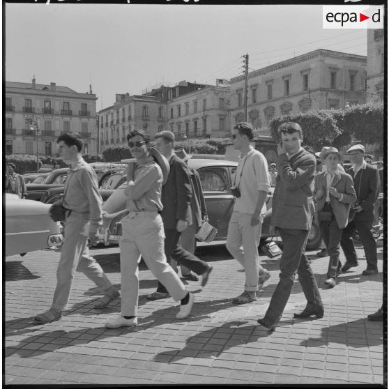 Les étudiants sur la place du Gouvernement.