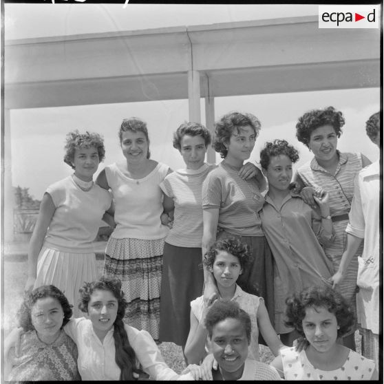 Portrait de groupe de jeunes femmes destinées à devenir monitrices.