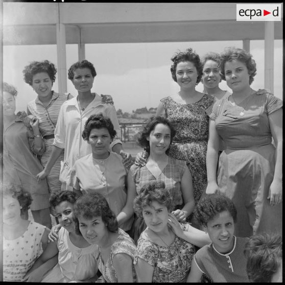 Portrait de groupe de jeunes femmes destinées à devenir monitrices.