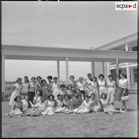 Photographie de groupe de jeunes femmes destinées à devenir monitrices.