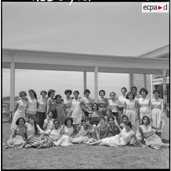 Photographie de groupe de jeunes femmes destinées à devenir monitrices.