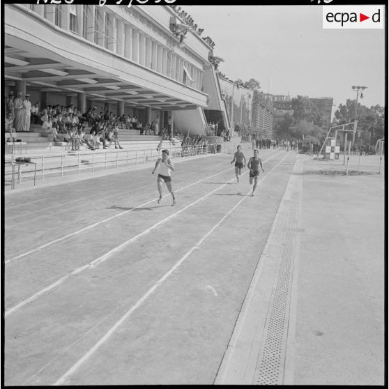 Plan large sur l'arrivée de la course des 60 mètres.