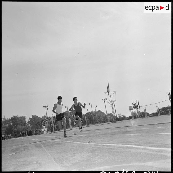 Plan large en contre-plongée sur l'arrivée de la course des 1000 mètres.