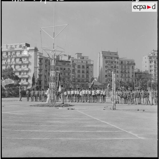 Cérémonie de lever des couleurs sur le stade Leclerc.