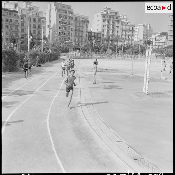 Plan large en plongée sur la course du 1000 mètres.