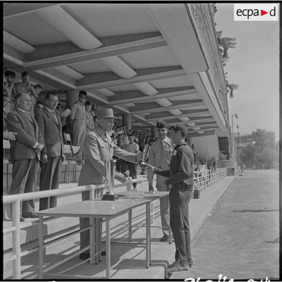 Le général Dunoyer de Segonzac remet la coupe de la course de relais à un athlète.