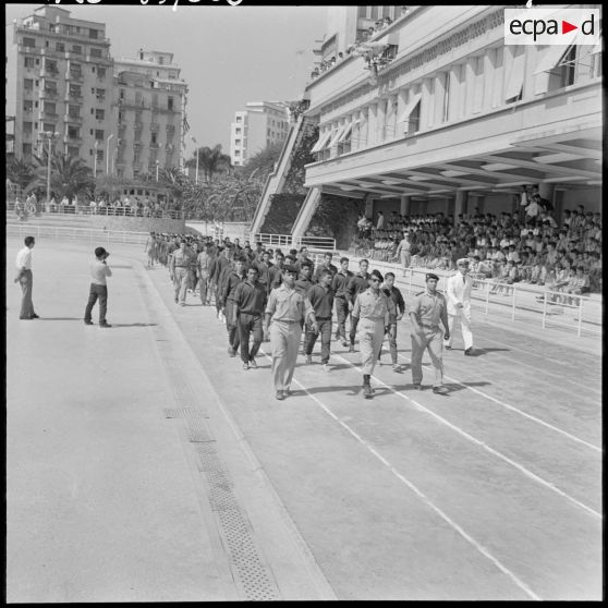 Les équipes défilent dans le stade sous le regard des spectateurs.