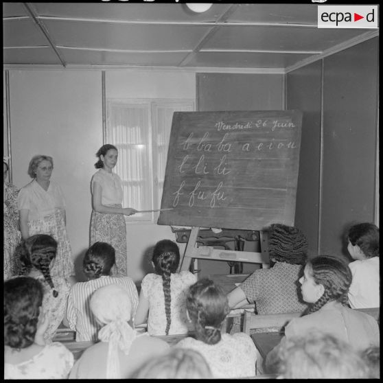 Leçon de lecture dans la salle de classe du Cercle féminin d'Affreville.