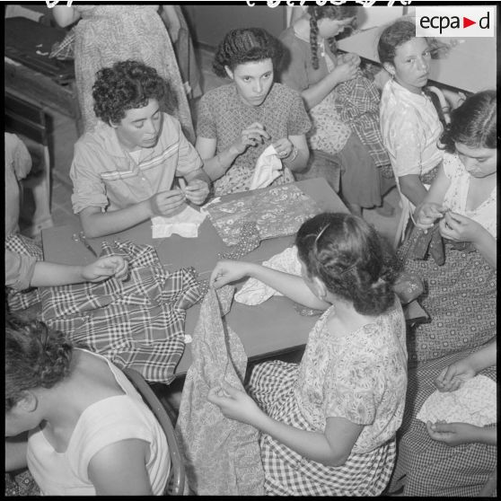 Groupes de jeunes filles au cours de la leçon de couture au Cercle féminin d'Affreville.