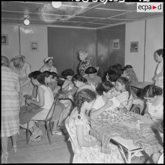 Groupes de jeunes filles au cours de la leçon de couture au Cercle féminin d'Affreville.