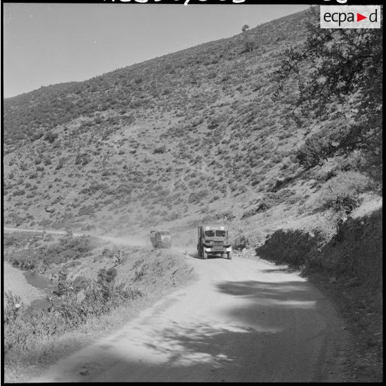 L'ambulance des équipes médico-sociales itinérantes (EMSI) traverse les gorges du dejbel Bou Maad.