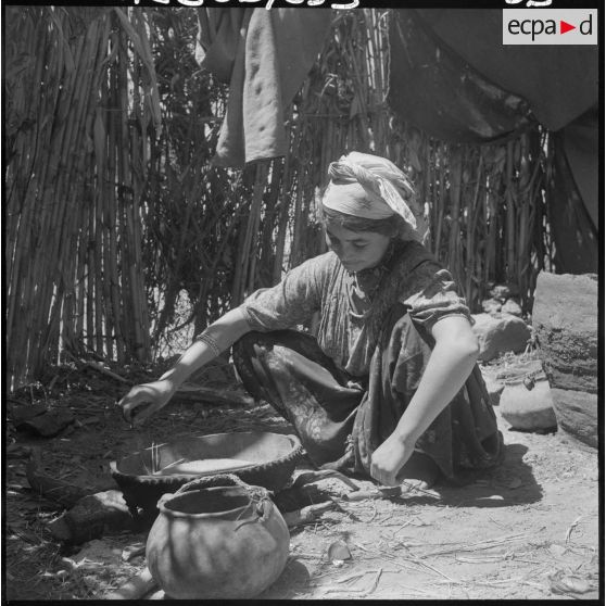 Une jeune fille du centre de regroupement de Lavigerie prépare une galette traditionnelle.