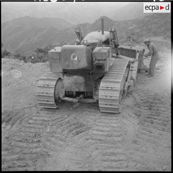 Construction de la piste qui relie Tizi-Mali à Tizi-Franco : un militaire effectue des réglages sur un bulldozer.