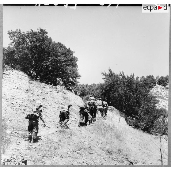 L'équipe du Génie chargée de détruire la grotte de rebelles rejoint le poste de commandement situé dans les monts du Hodna.