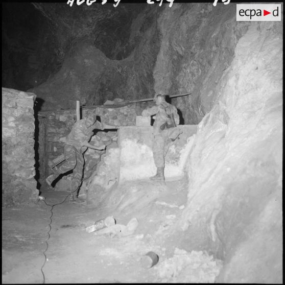 L'équipe du Génie chargée de la destruction de l'organisation rebelle à l'intérieur de leur grotte.