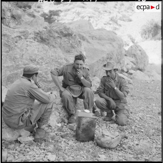 Le ravitailleur de la grotte de l'organisation rebelle - à droite sur la photo - s'est rallié à l'équipe du Génie.