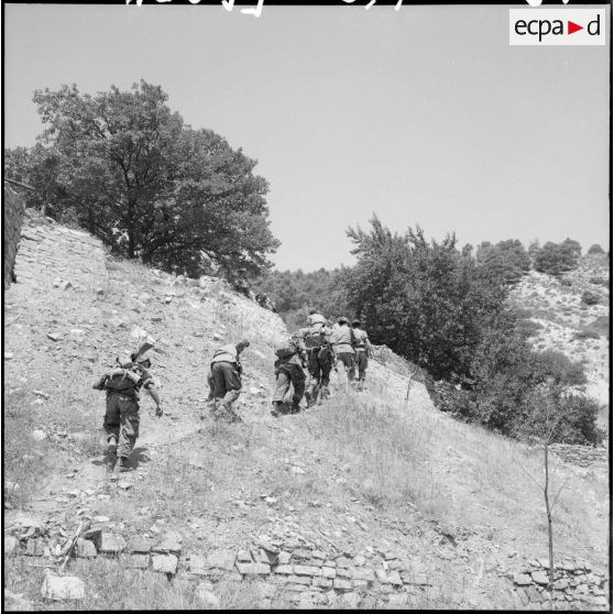 L'équipe du Génie chargée de détruire la grotte de rebelles rejoint le poste de commandement situé dans les monts du Hodna.